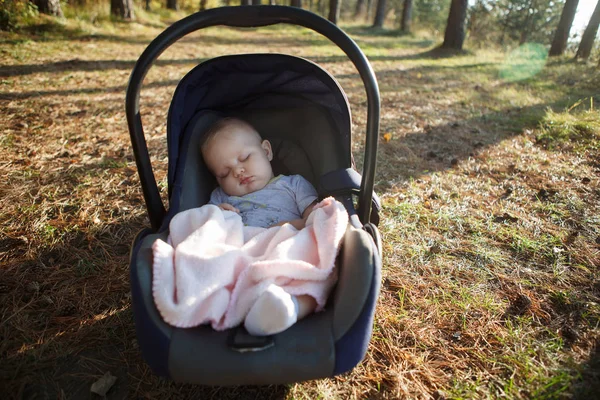 Ξανθό Μωρό Κοιμάται Γλυκά Ένα Σκούρο Μπλε Baby Μεταφορά — Φωτογραφία Αρχείου