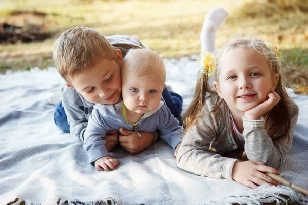 Drie Kinderen Broer Zus Blond Maanden Oude Jongen Met Blauwe — Stockfoto