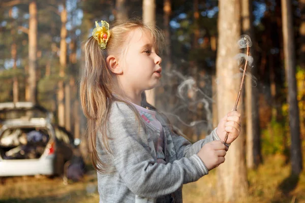 Mooie Blonde Meisje Met Mooie Grijze Vacht Poseren Gouden Herfst — Stockfoto