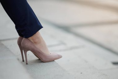 Mavi pantolon ve bej yüksek topuklu ayakkabı kadın bacaklar. Yukarı clouse.