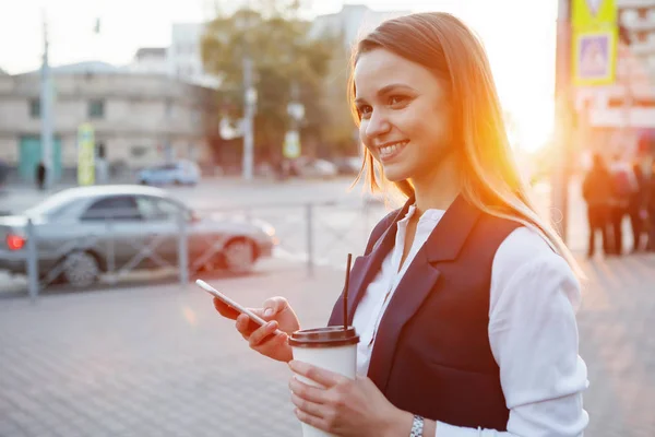 Joven Mujer Bonita Con Teléfono Inteligente Taza Café Papel Calle — Foto de Stock