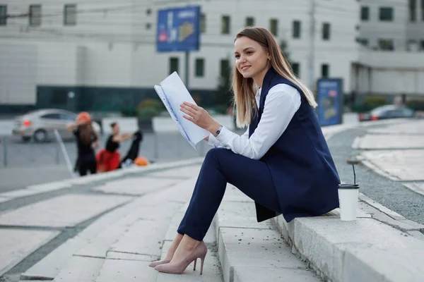 Досить Весела Жінка Стопкою Паперу Темно Синьому Костюмі Білою Сорочкою — стокове фото