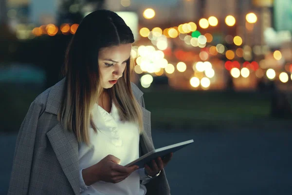 Hermosa Joven Mujer Está Mirando Una Tableta Calle Ciudad Noche — Foto de Stock