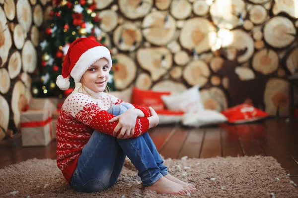Karácsonyi Kalap Feküdt Nevetve Szőnyegre Újévi Háttérben Darabolt Közelében Fiú — Stock Fotó