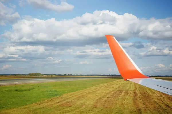 Ala Avión Durante Vuelo Sobre Tierra — Foto de Stock