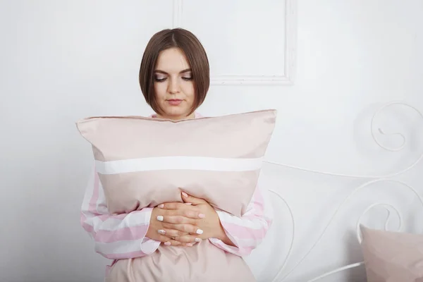 Jovem Bonito Menina Cabelos Escuros Pijama Rosa Abraçando Travesseiro Coberto — Fotografia de Stock