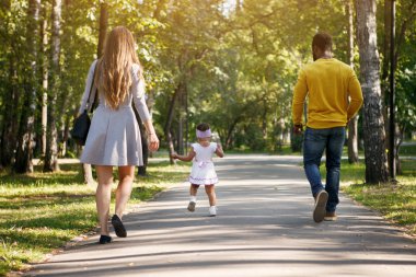 Afro-Amerikan baba ve kızı olan beyaz bir anne.