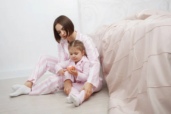 Genç Şirin Koyu Saçlı Kadın Anne Kızı Pigtails Pembe Pijama — Stok fotoğraf