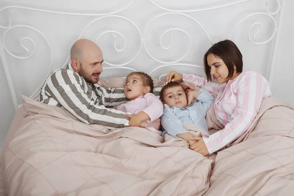 Jovem Mulher Bonita Mãe Homem Careca Pai Com Filho Filha — Fotografia de Stock