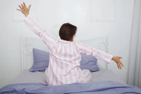 Young Cute Dark Haired Woman Pink Pajamas Sits Bed Pillows — Stock Photo, Image