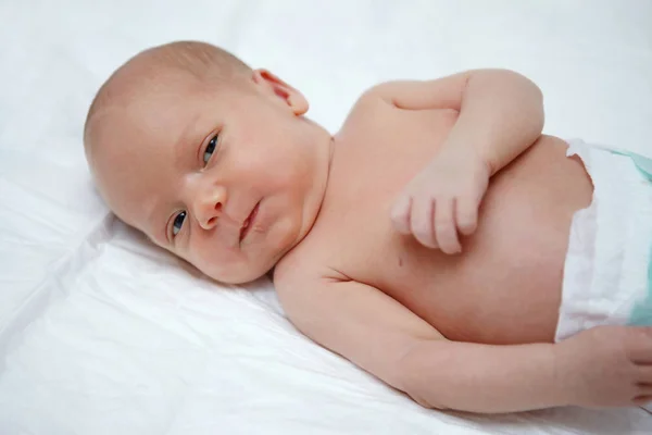 Bebé Desnudo Yace Boca Arriba Sobre Una Sábana Blanca Muestra —  Fotos de Stock