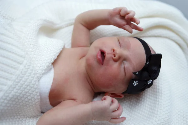 Επτά Ημέρα Παλαιό Μωρό Κοιμάται Ανάσκελα Παιδί Είναι Τυλιγμένο Μια — Φωτογραφία Αρχείου