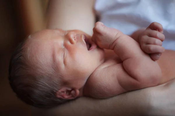 Молодая Милая Мама Держит Спящего Новорожденного Сына Руках Пристегнись Концепция — стоковое фото