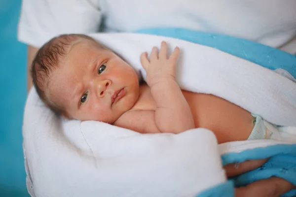 Bebé Recién Nacido Con Una Manta Azul Está Mirando Cámara —  Fotos de Stock