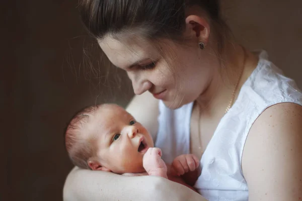 Jovem Mãe Bonito Segura Seus Braços Olha Para Filho Recém — Fotografia de Stock