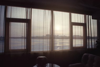 Perdeler ile penceresinden görünümü Nehri üzerinde.