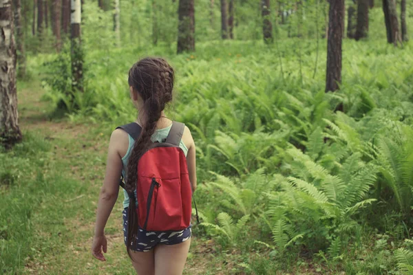 Дівчина Підліток Косичкою Блакитних Шортах Червоним Рюкзаком Подорожує Стежці Зеленому — стокове фото