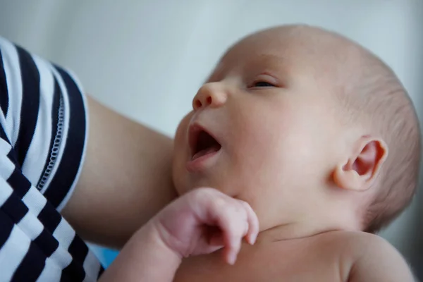 Una Joven Madre Está Amamantando Hija Siete Días Primer Plano —  Fotos de Stock