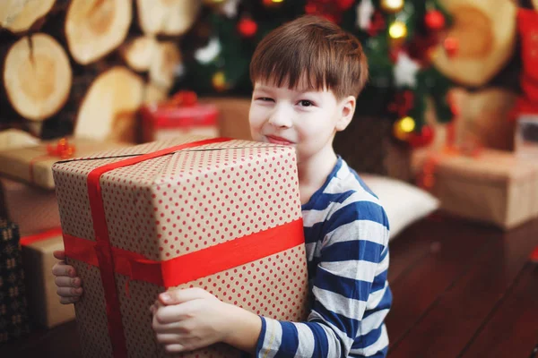 Çocuk Noel Şapka Hediye Kutuları Ile Sürpriz Bir Sevinçle Onun — Stok fotoğraf