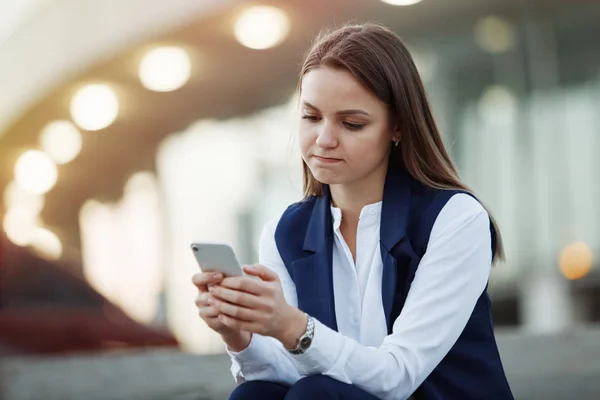 Mujer Bonita Joven Con Teléfono Inteligente Calle Ciudad Fondo Luces — Foto de Stock