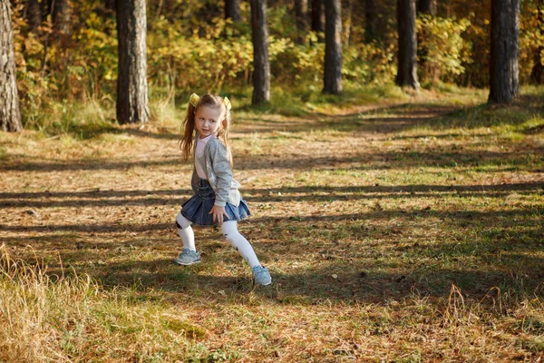 Meisje Kind Blonde Met Lange Haren Een Blauwe Rok Actief — Stockfoto