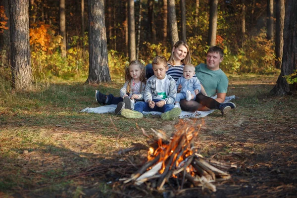 Familie Vader Moeder Twee Jongens Meisje Door Brand Herfst Bos — Stockfoto