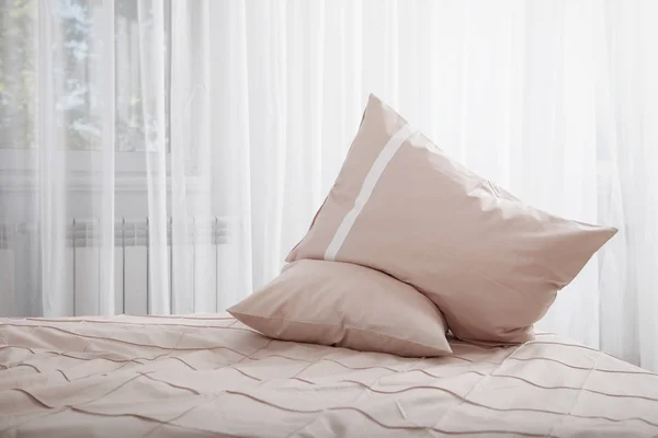 Yatak yastık ile yapılan yatak örtüsü.