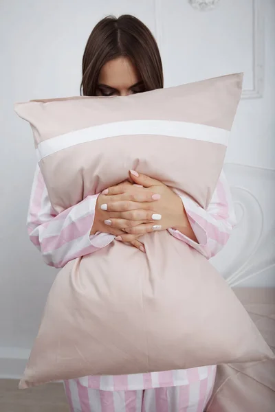 Jovem Bonito Menina Cabelos Escuros Pijama Rosa Abraçando Travesseiro Coberto — Fotografia de Stock