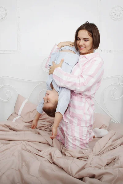 Joven Bonita Mujer Hijo Pijama Rosa Azul Cama Con Ropa —  Fotos de Stock