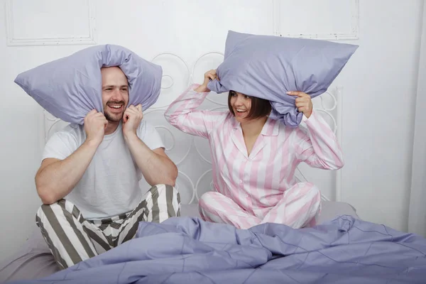Jovem Beleza Homem Careca Barbudo Pijama Estão Sentados Com Travesseiros — Fotografia de Stock