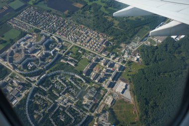 Manzara, bir uçak penceresinden Dünya yüzeyinin.