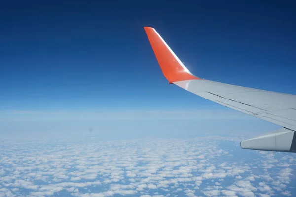 Asa Avião Durante Voo Acima Terra — Fotografia de Stock