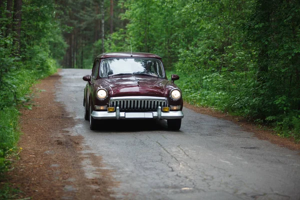 Wunderschöne Retro Auto Wolga Dunkelrot Auf Der Asphaltstraße Laubwald — Stockfoto