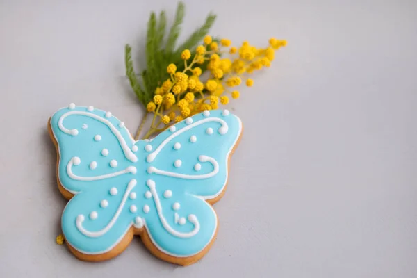 Biscuits Pain Épice Bleu Forme Papillon Avec Brin Mimosa Jaune — Photo