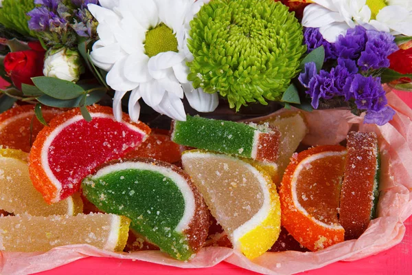 녹색과 장미와 분홍색 상자에 오렌지 슬라이스 형태로 젤리의 꽃다발 디자인 — 스톡 사진