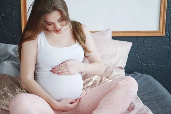 Mooie Zwangere Vrouw Met Lange Haren Een Wit Shirt Roze — Stockfoto