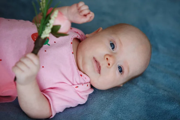 Χαριτωμένο Κοριτσάκι Δύο Μηνών Ροζ Μπλουζάκι Ξαπλωμένος Ένα Μπλε Κάλυμμα — Φωτογραφία Αρχείου