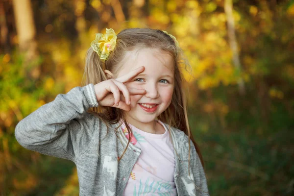 Güzel Sarışın Genç Kız Güzel Gri Paltolu Sonbahar Ormandaki Altın — Stok fotoğraf