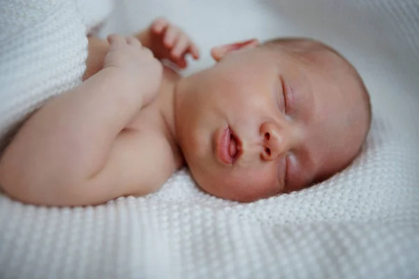 Bebé Siete Días Está Durmiendo Espalda Niño Está Envuelto Una —  Fotos de Stock