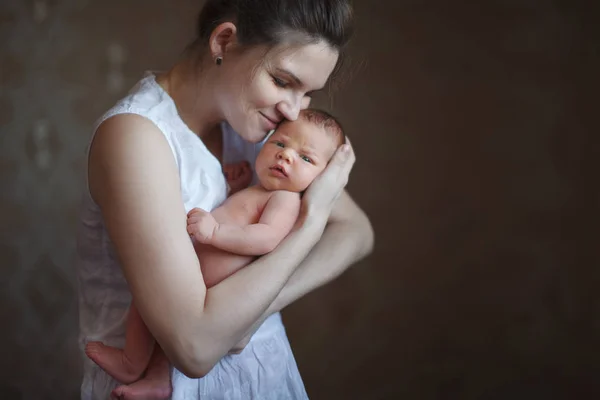 Joven Madre Linda Sosteniendo Hijo Recién Nacido Sus Brazos Sonriendo —  Fotos de Stock