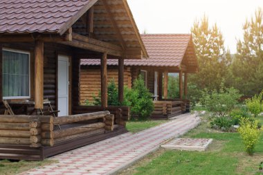 Yuvarlak günlüklerinin döşeli zemin ile ahşap ev.