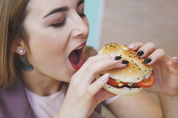 かなり若い女性の巨大なハンバーガーを食べるために準備します 美食の喜びを見越して口を開いた 健康的な食事 余分な体重との戦いの概念 — ストック写真