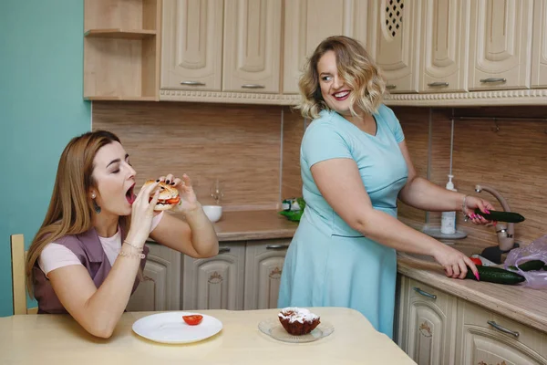 Две Подружки Женщины Кухне Веселятся Едят Еду — стоковое фото