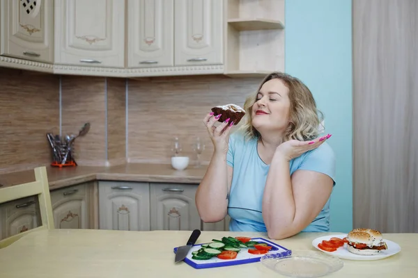 Mujer Gorda Sentirse Culpable Mientras Come Comida Chatarra — Foto de Stock