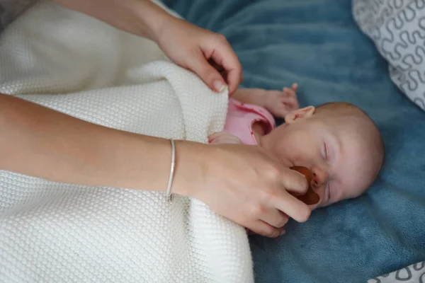 Joven Mamá Pezón Hija Dormida Una Manta Azul —  Fotos de Stock