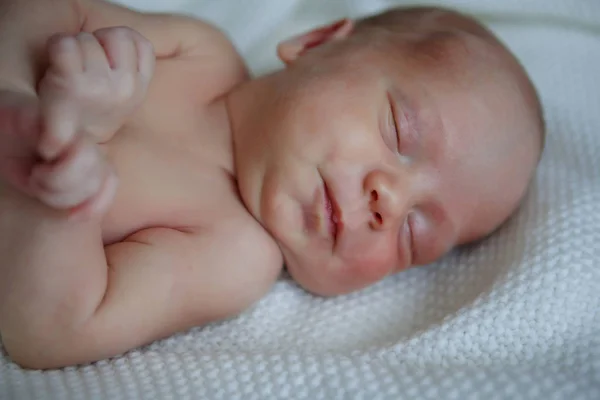 Bebé Siete Días Está Durmiendo Espalda Niño Está Envuelto Una —  Fotos de Stock