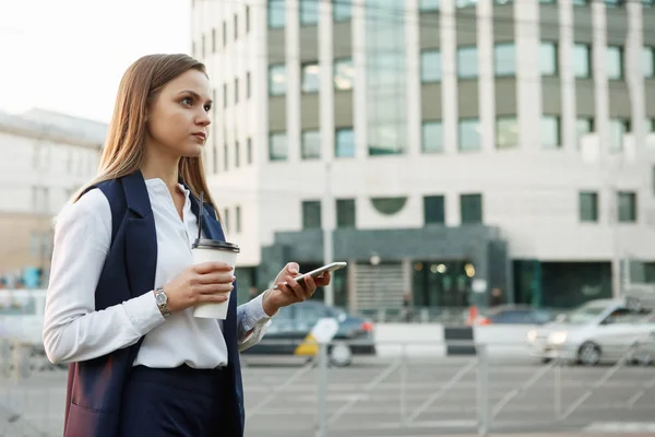 Ung Vacker Kvinna Med Smartphone Och Papper Kaffe Kopp Gatan — Stockfoto