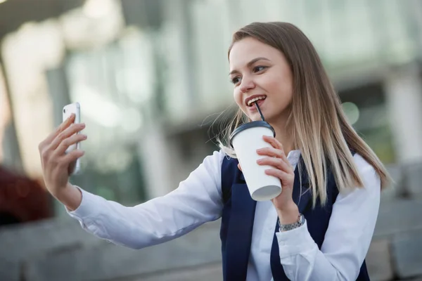 Mujer Bonita Joven Con Teléfono Inteligente Taza Café Papel Calle — Foto de Stock