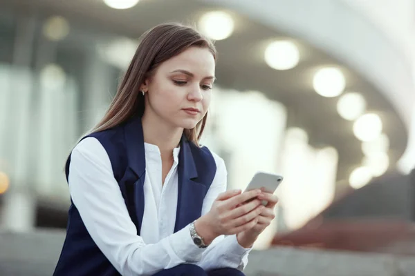 Mujer Bonita Joven Con Teléfono Inteligente Calle Ciudad Fondo Luces — Foto de Stock