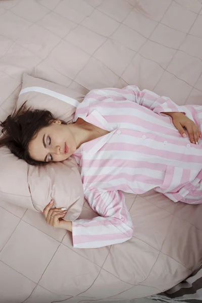 Νέοι Χαριτωμένο Σκούρα Μαλλιά Γυναίκα Ροζ Ριγέ Πιτζάμες Ξαπλωμένος Ένα — Φωτογραφία Αρχείου